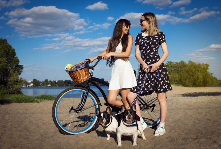 女性と自転車とフレンチ・ブルドッグ