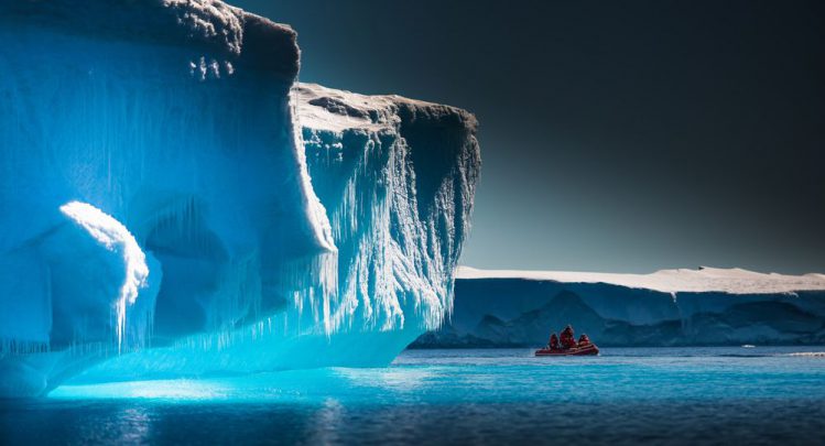 南極大陸に船が一艘近付いている様子