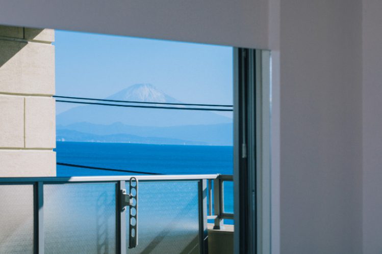 部屋の鏡に映る富士山
