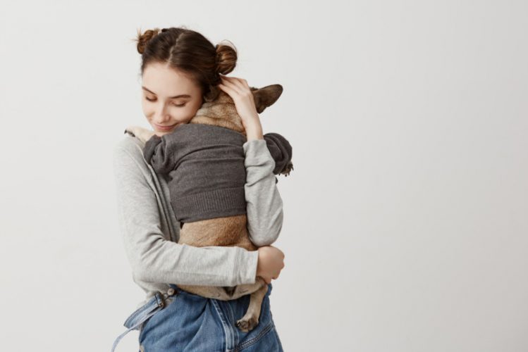 愛犬を抱きしめている女性の様子